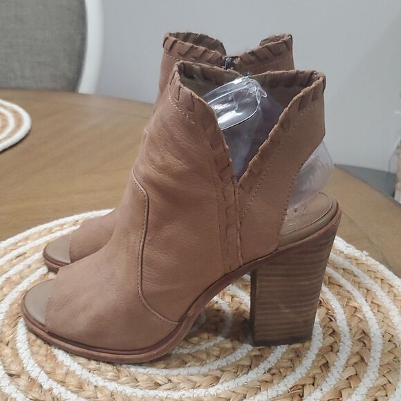 Vince Camuto Women's Leather French Taupe Kicetta Boot, sz 7.5 - Picture 4 of 12